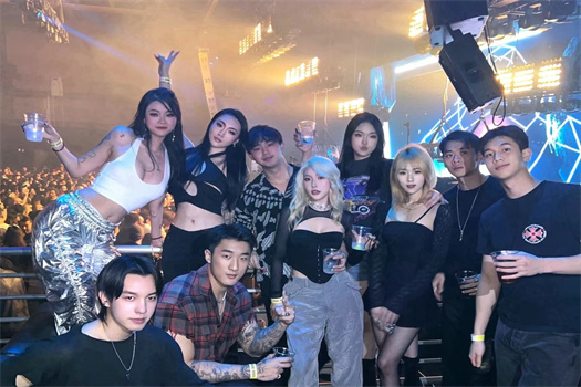 广州MEGA酒吧美女帅哥合影