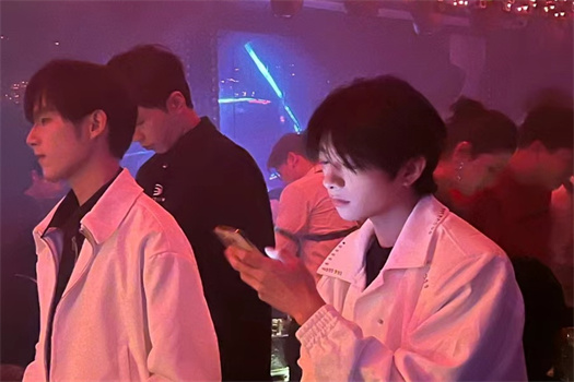 阳光帅气的ktv帅哥